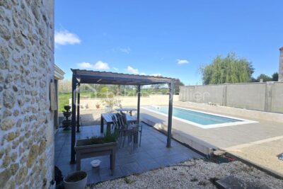 Maison en pierre avec 100m2 de dépendances – 7 pièces – 3 chambres – 172 m²