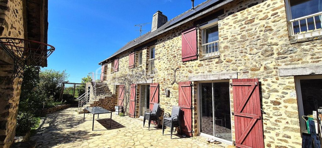 Maison de caractère en pierre rénovée – 7 pièces – 4 chambres – 165 m²