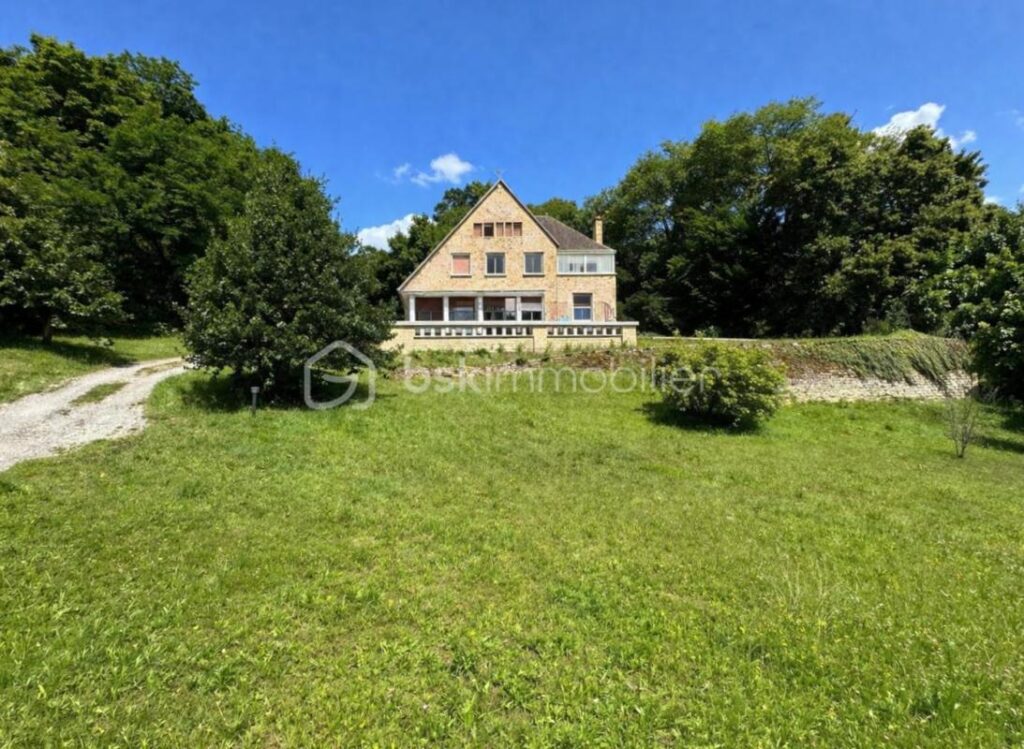 Maison d’architecte de 298 m² dans parc arboré de 7609 m² – 11 pièces – 7 chambres – 298 m²