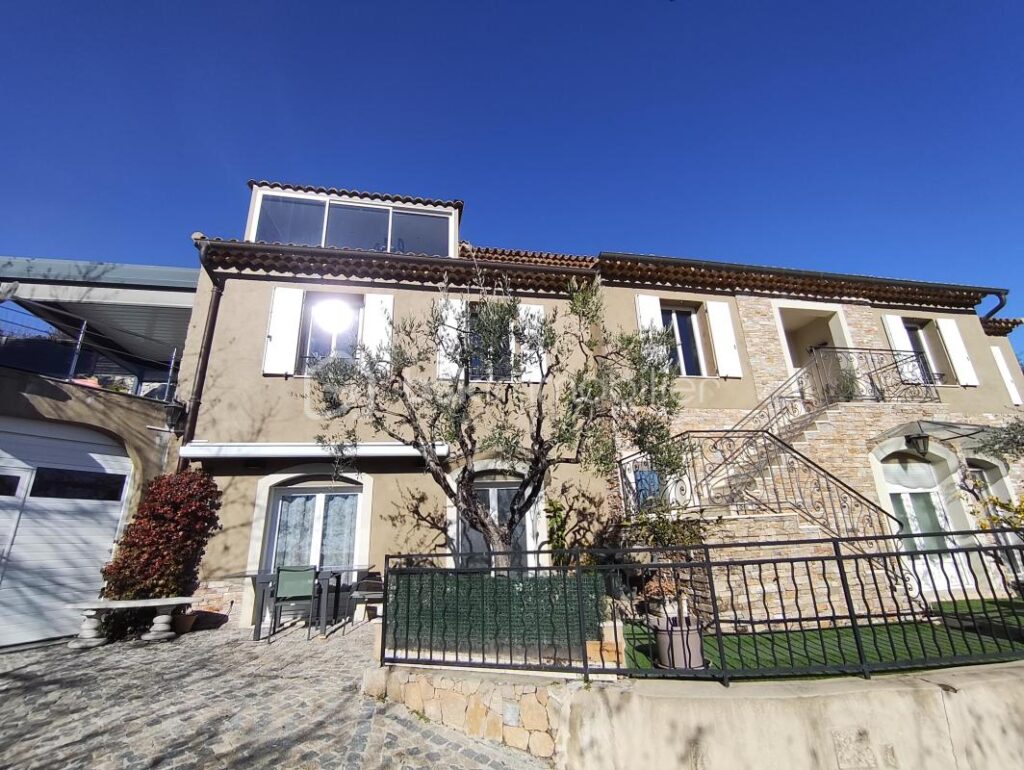 Villa d&rsquo;exception 270m², 2 appartements, piscine, vue – 7 pièces – 5 chambres – 264 m²