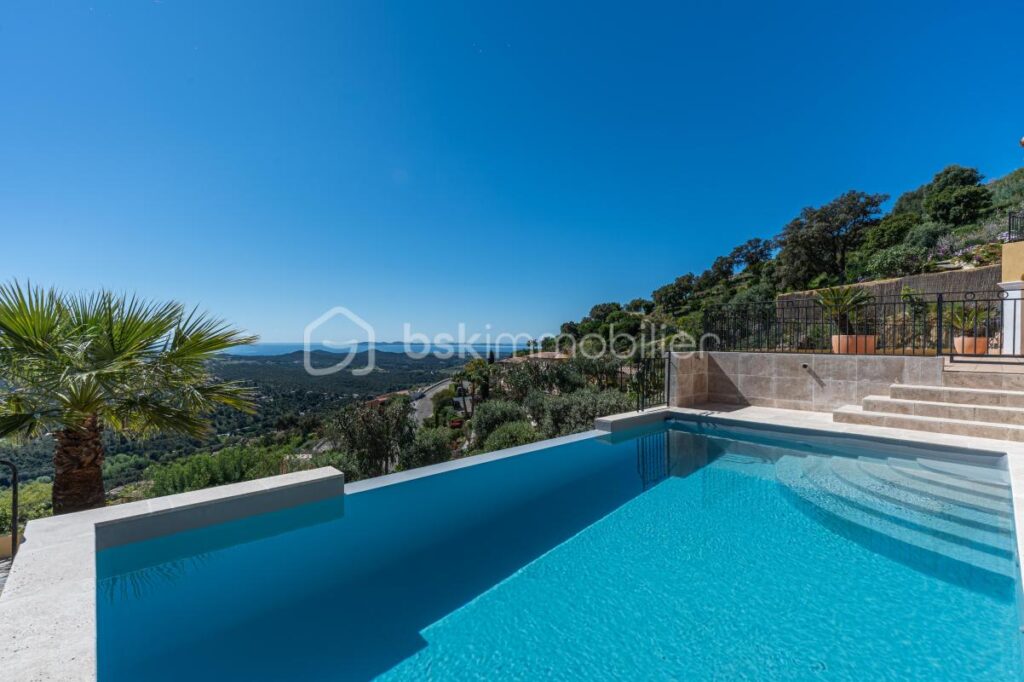 Belle propriété de 230 m² avec vue mer panoramique sur les îles d&rsquo;or – Piscine et ascenseur – 6 pièces – 4 chambres – 230 m²