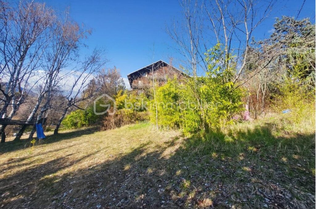 ***Opportunité rare pour investisseurs *-*vaste bâtisse de caractère à Embrun-*** – 40 pièces – NR chambres – 900 m²