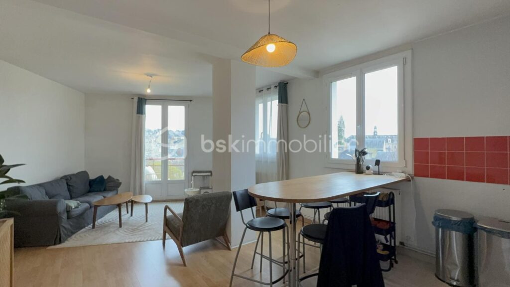 Appartement T3 d’environ 70 m² avec balcon, cave, parking libre et cadre verdoyant – 3 pièces – 2 chambres – 70 m²