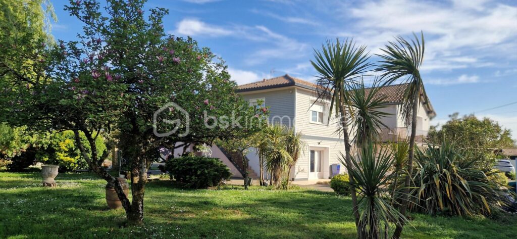 Maison familiale avec T2 indépendant, grands volumes, piscine et magnifique jardin – 5 mns de Dax – 6 pièces – 4 chambres – 200 m²