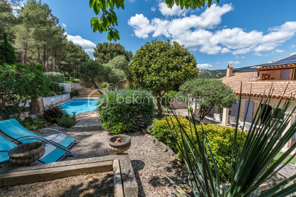 DPT VAR 83 : VERITABLE HAVRE DE PAIX – 6 pièces – 4 chambres – 160 m²