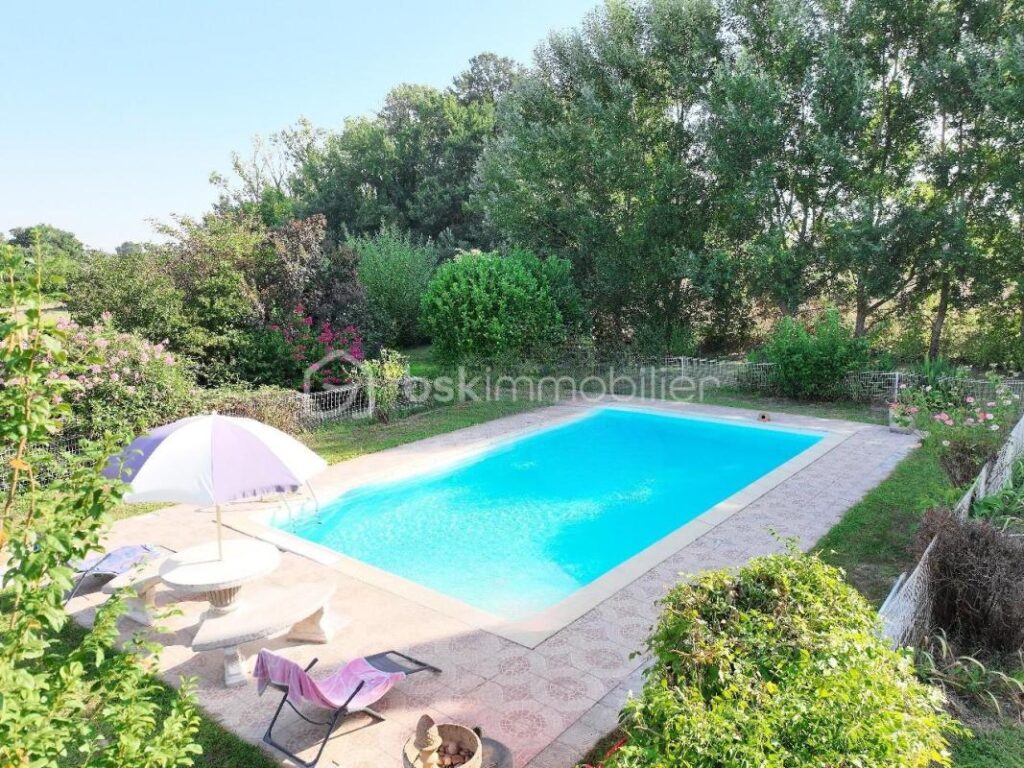 Maison 6 pièces avec piscine implantée sur une grande parcelle arborée – 6 pièces – 4 chambres – 180 m²