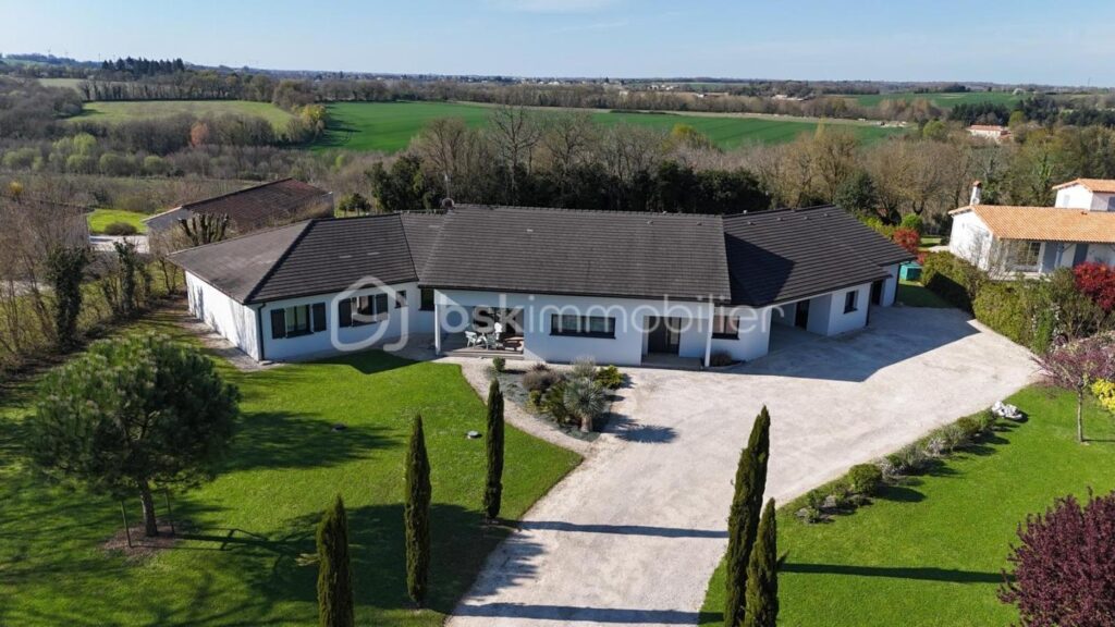 Maison contemporaine (2015) de plain-pied – 257 m² – Terrain 3 456 m² avec piscine – Barro (16) – 9 pièces – 4 chambres – 257 m²