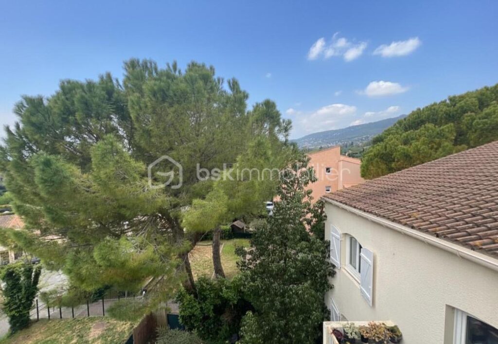 EXCLUSIVITE A PEYMEINADE – 2 PIÈCES 52 m² – DERNIER ÉTAGE – BALCON – PARKING – 2 pièces – 1 chambre – 51 m²