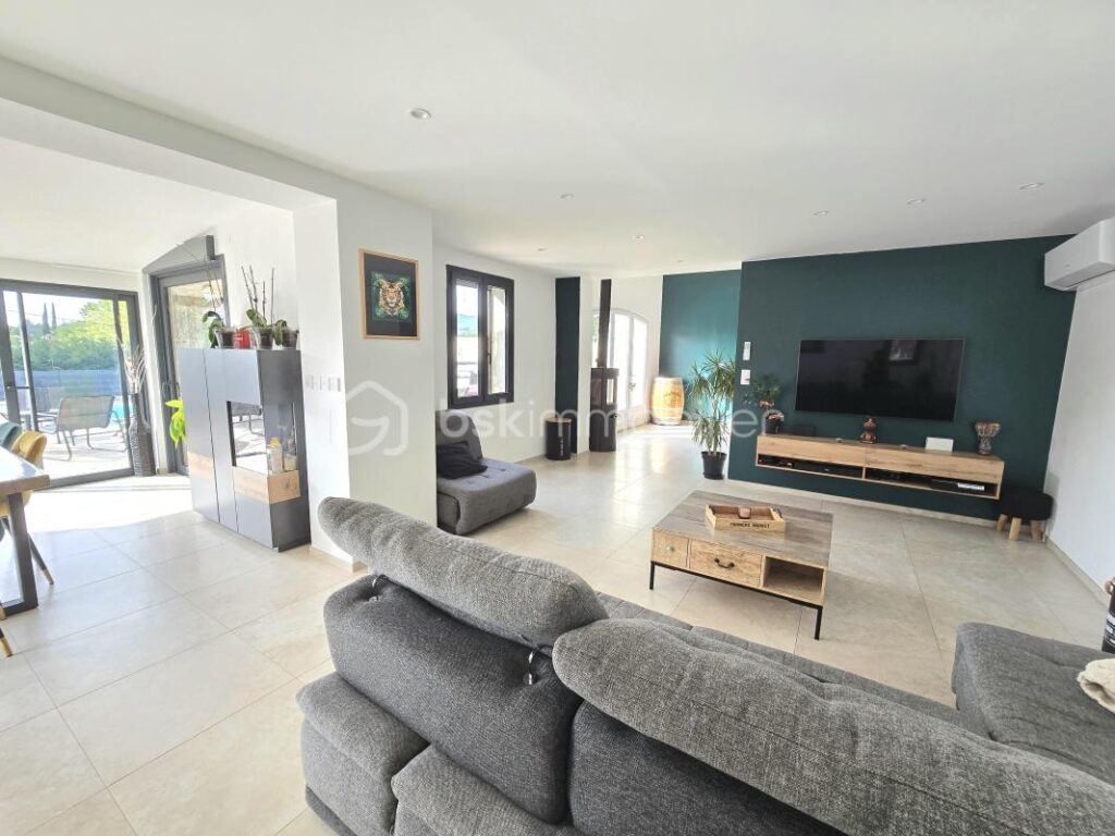 En exlusivité à Lauris jolie maison rénovée, 3 chambres, bureau, piscine – 5 pièces – 3 chambres – 140 m²