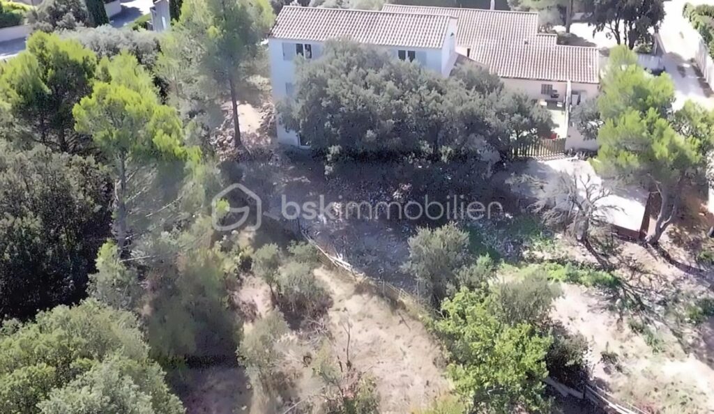 À VENDRE – VILLA D’ARCHITECTE 130 M2 TYPE 5 – EXCLUSIVITÉ À VERNÈGUES (13116) – 5 pièces – 4 chambres – 130 m²