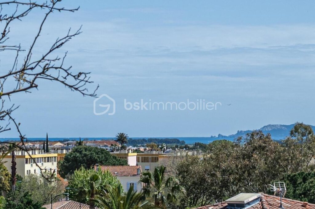 DPT VAR (83) – APPARTEMENT MODERNE ET SPACIEUX – VUE MER ET COLLINE – 4 pièces – 3 chambres – 106 m²