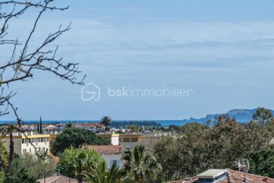 DPT VAR (83) – APPARTEMENT MODERNE ET SPACIEUX – VUE MER ET COLLINE – 4 pièces – 3 chambres – 106 m²