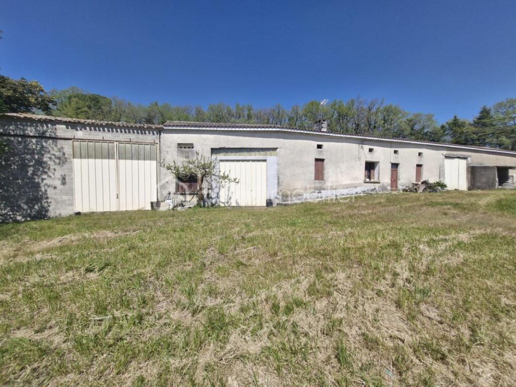 Belle maison en pierre à rénover de 150m2 avec deux dépendances de 100m2 et terrain de 47 hectares – 4 pièces – 2 chambres – 150 m²