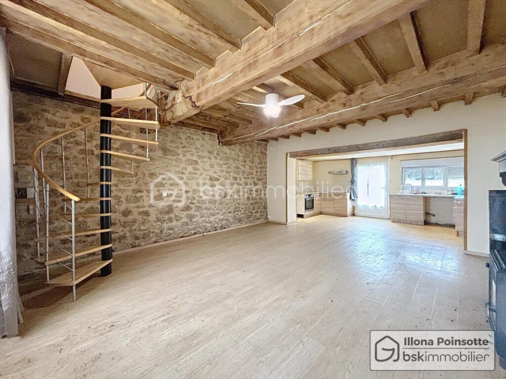 Maison avec dépendances et 1 hectare de terrain – 5 pièces – 4 chambres – 100 m²