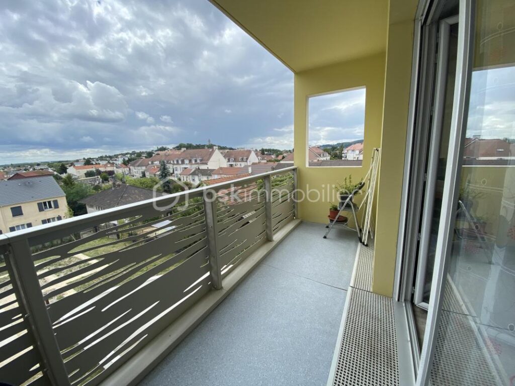 Appartement F4 avec balcon et 2 places de parkings en sous sol – 4 pièces – 3 chambres – 74 m²