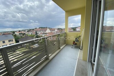 Appartement F4 avec balcon et 2 places de parkings en sous sol – 4 pièces – 3 chambres – 74 m²