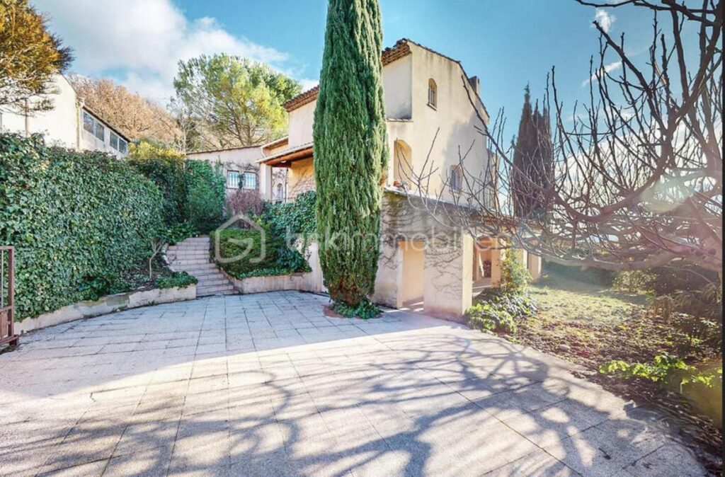 Maison Type 4 / 5 136 m² sur 1400 m² de terrain – 5 pièces – 3 chambres – 136 m²