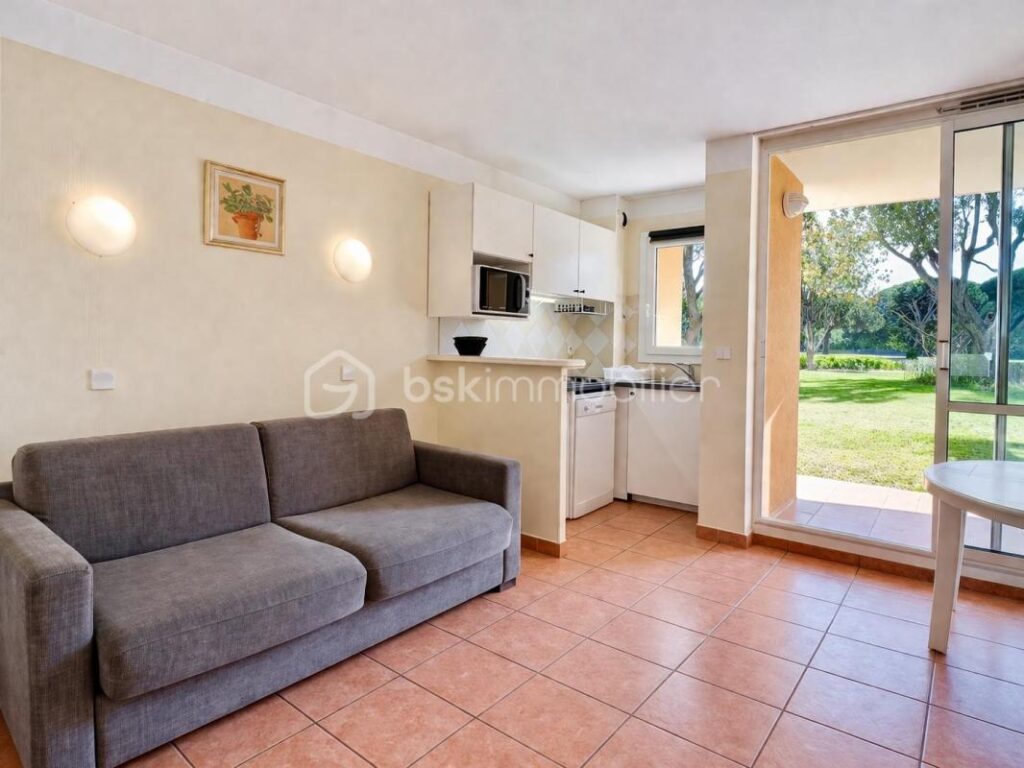 Mandelieu-la-Napoule – Studio 24,50 m² avec coin nuit – Résidence avec piscine – Proche plages – 1 pièce – NR chambres – 24 m²