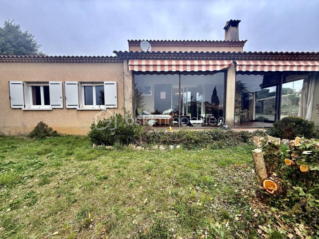 🏡À VENDRE VILLA DE 130 M2 + GRANDE VÉRANDA AVEC VUE PANORAMIQUE – GARAGE ET ABRIS DE JARDIN – FORT POTENTIEL SUR 1060 M2 DE TERRAIN – VALENSOLE – PRIX 305 000 € 🌿✨ – 5 pièces – 3 chambres – 130 m²