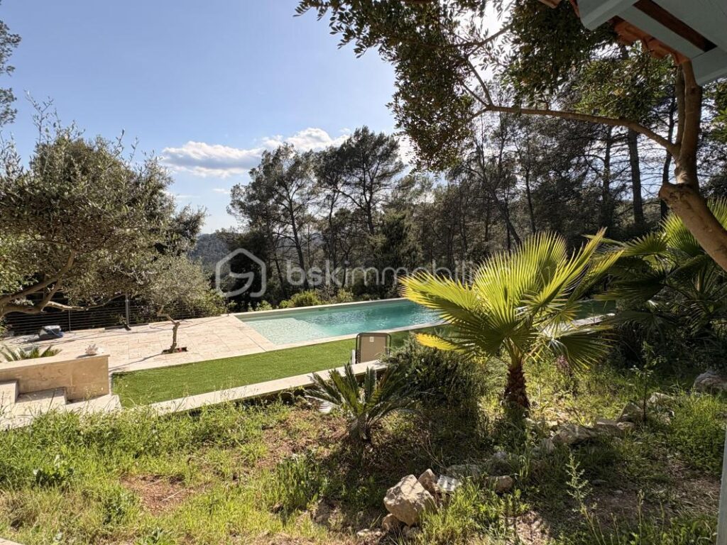 MAISON FAMILIALE 190 M2 – TARADEAU – 8 pièces – 5 chambres – 190 m²