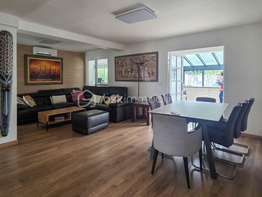 Boissy-Saint-Léger Appartement 5 pièces – rez-de-chaussée avec jardin sans vis-à-vis lumineux – trois places de parking sous-sol sans charges de copropriété plein sud – – 5 pièces – 3 chambres – 108 m²