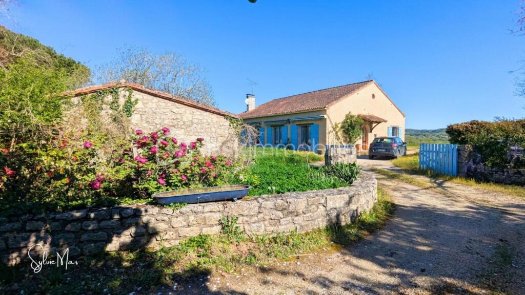 Ancienne grange en pierre sur 2,7 hectares avec vue dégagée au calme – 4 pièces – 3 chambres – 140 m²