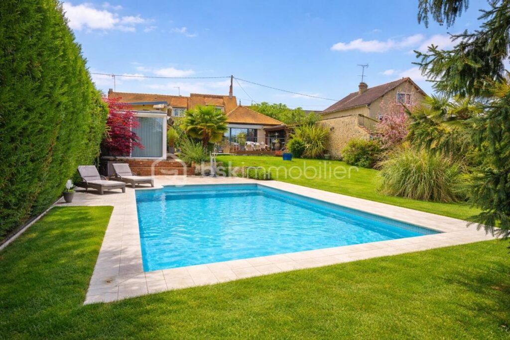 À 10 minutes de RAMBOUILLET, propriété de 220m²habitable sur terrain de 940m² avec une magnifique piscine de 5 M par 10 M – 4 pièces – 3 chambres – 171 m²