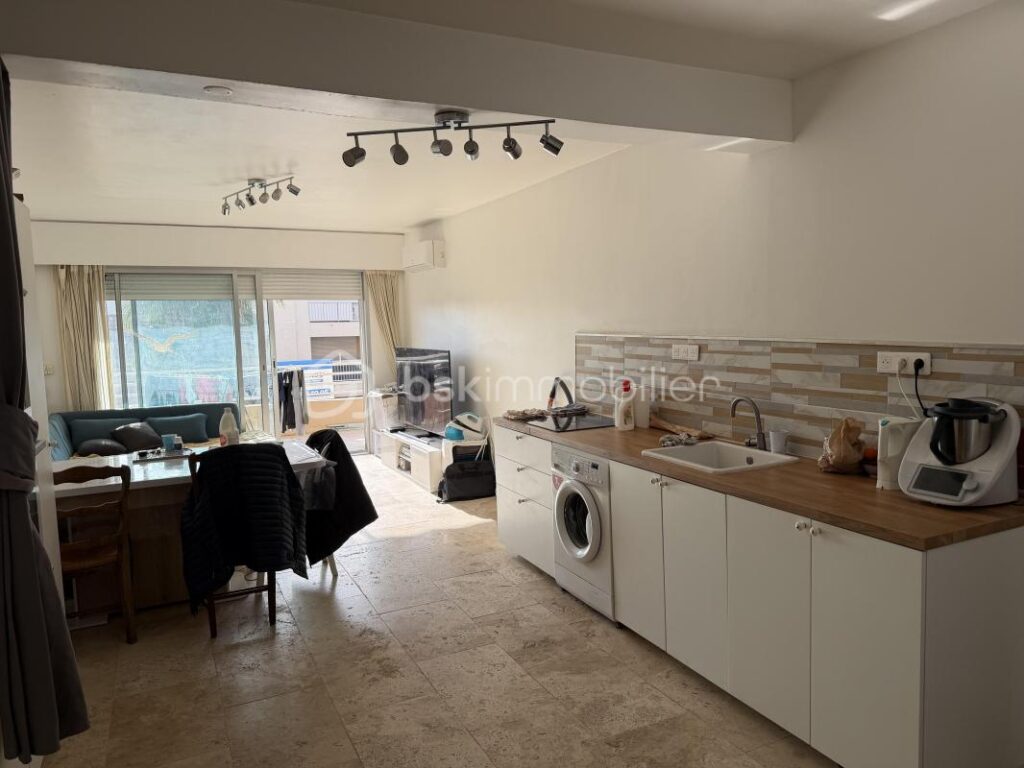 Cavalaire-sur-Mer (83240) – Appartement T4 traversant de plus de 84m2 en Centre Ville, à 150 m du bord de Mer – 4 pièces – 3 chambres – 84 m²