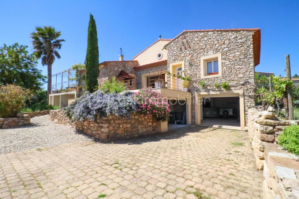 Villa Familiale 140 m², 3 Chambres, Piscine, Jacuzzi et Grand Garage – 5 pièces – 3 chambres – 140 m²