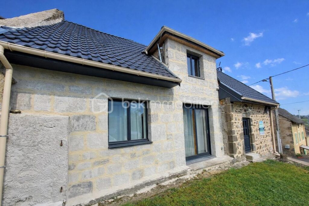 Ancienne grange rénovée avec vue dégagée – Fort potentiel en gîte – Freydefont (Saint-Nectaire) – 6 pièces – 4 chambres – 128 m²