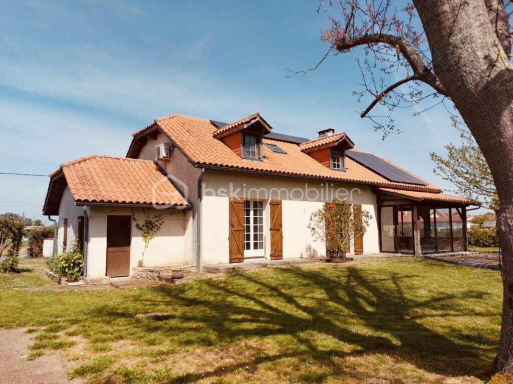 Maison vue Pyrénées + 8262 m² terrain dont 3000 m² constructibles + revenu solaire – 8 pièces – 4 chambres – 131 m²