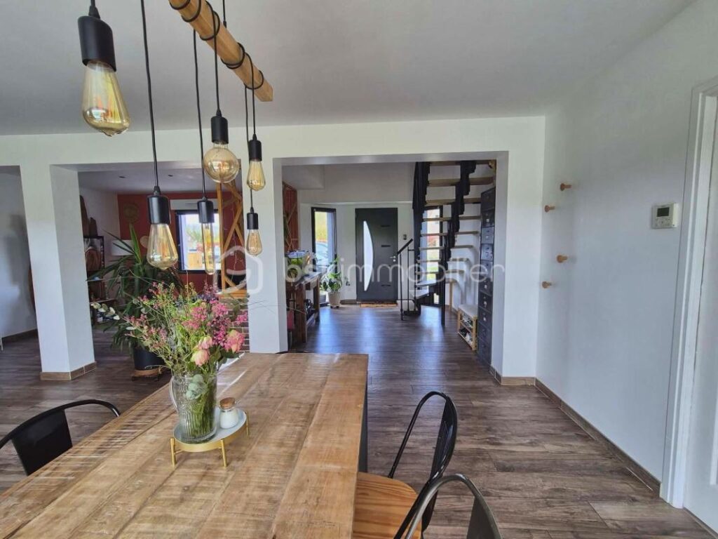 Exclusivité Maison contemporaine de 2018 – 154 m² – DPE A – Plain pied et Suite parentale – Terrain 1 139 m² – Garage – 6 pièces – 5 chambres – 154 m²