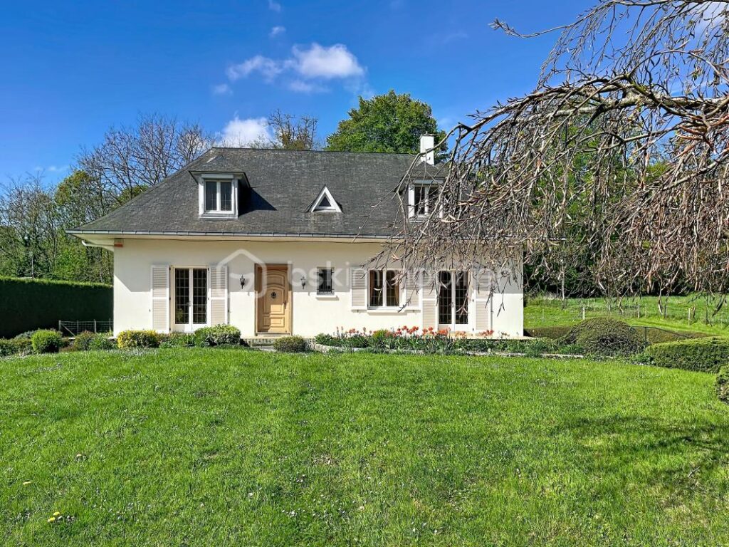 PAVILLON SUR SOUS SOL COMPLET – 8 pièces – 4 chambres – 178 m²