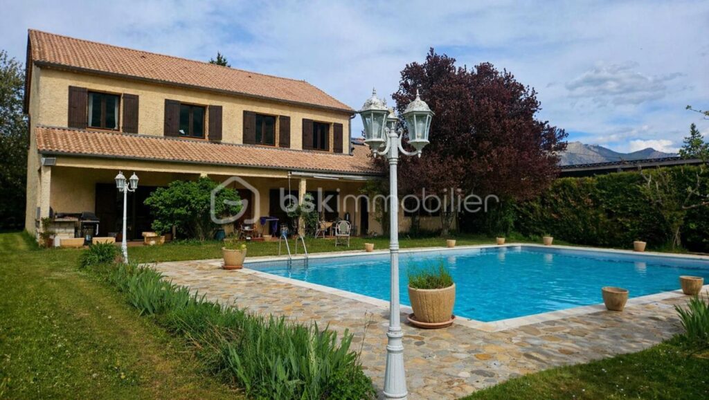 Maison 5 chambres 215 m² piscine et terrain – 6 pièces – 5 chambres – 215 m²