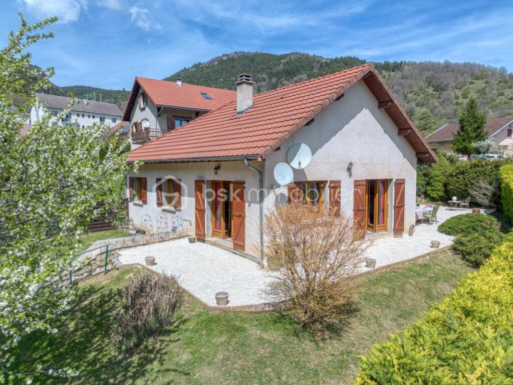 PRUNIERES 38350 – VILLA individuelle de PLAIN PIED de 124m² – 3 CHAMBRES, COMBLES à aménager. VUE EXCEPTIONNELLE, CADRE NATUREL privilégié – 5 pièces – 3 chambres – 124 m²