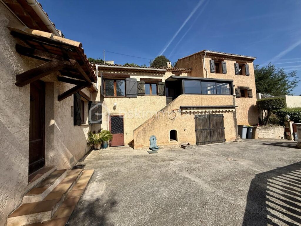 Maison individuelle avec piscine et vue mer – 6 pièces – 3 chambres – 220 m²