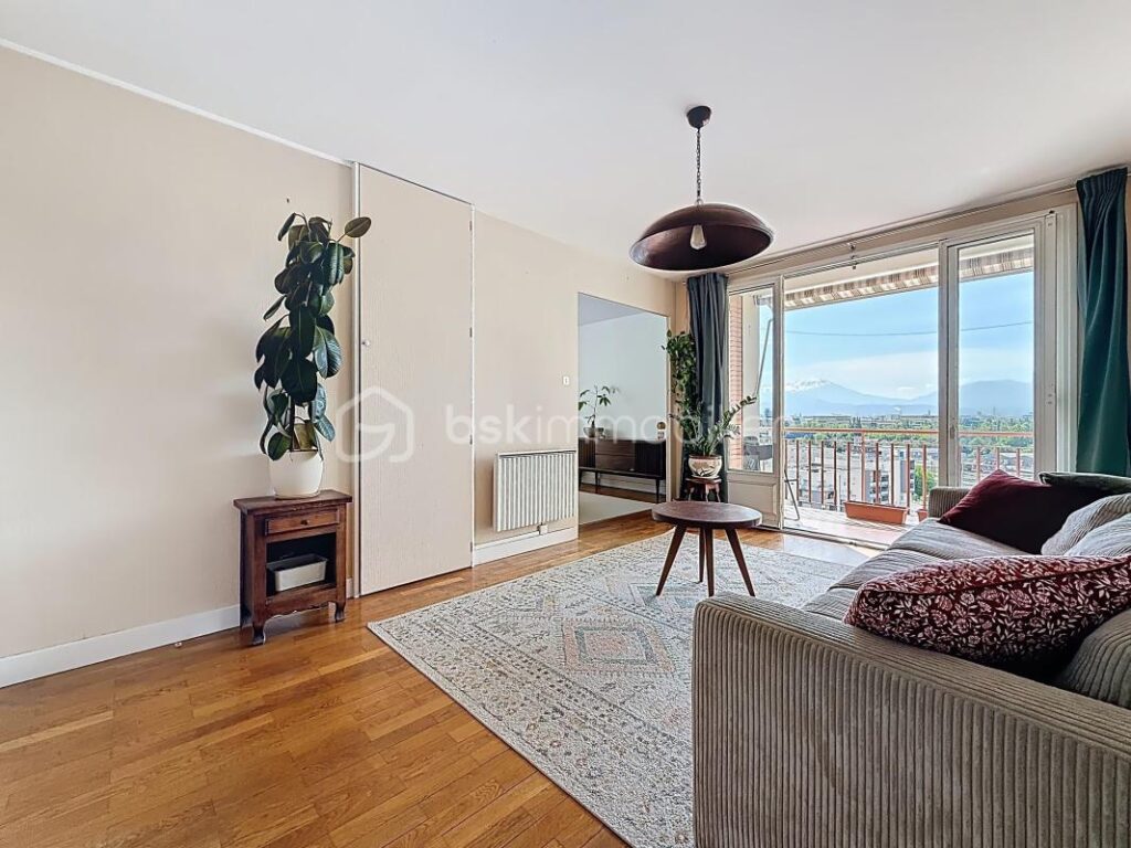 Appartement T4 de 68m2 au DERNIER ÉTAGE avec balcon et cave – 4 pièces – 2 chambres – 68 m²