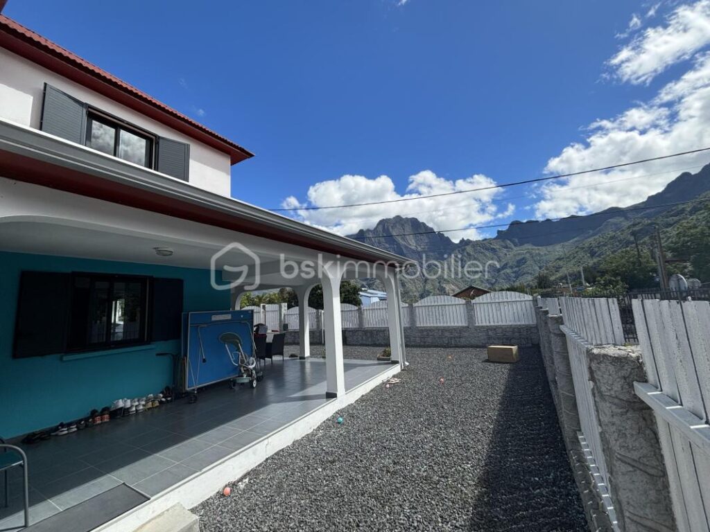 À vendre : Magnifique maison F5 de 2020 dans le cirque de Cilaos, à l’île de La Réunion – 5 pièces – 4 chambres – 137 m²