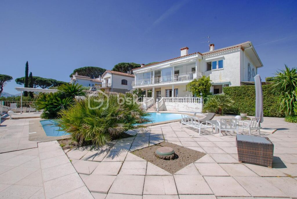Demeure de caractère avec vue mer, piscine et multiples logements indépendants – 9 pièces – 6 chambres – 319 m²
