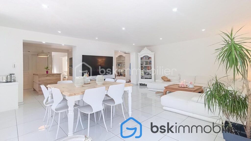 Maison INDIVIDUELLE LOCAL profession libérale – 8 pièces – 4 chambres – 210 m²