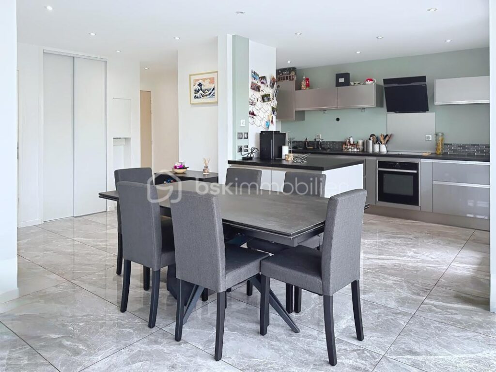 Appartement de 83 m2 avec terrasse – 4 pièces – 3 chambres – 82 m²