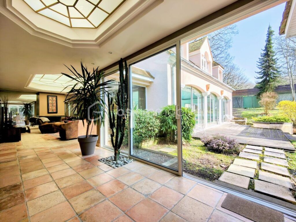 Au calme, grande maison familiale 6 ch av jardin clos arboré, terrasse et piscine couverte – 15 pièces – 6 chambres – 390 m²