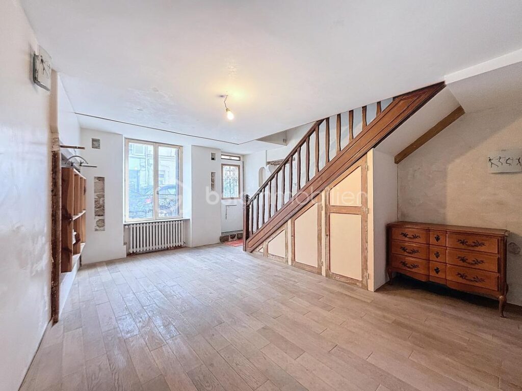 Charmante maison de ville sur 3 niveaux à fort potentiel!! – 5 pièces – 3 chambres – 116 m²