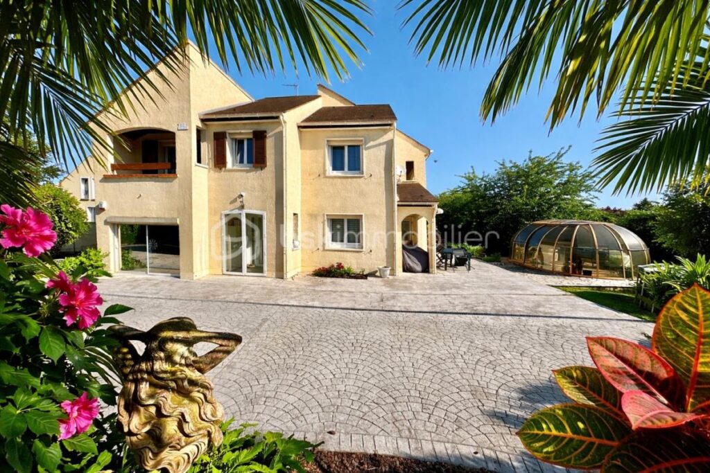 Fublaines – Maison d’architecte 200 m² + potentiel 250 m² – Terrain 3 500 m² – 8 pièces – 5 chambres – 192 m²