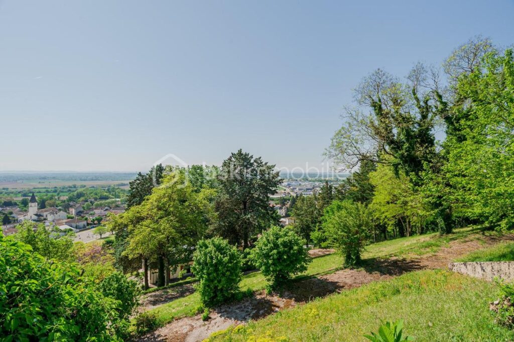 MAISON FAMILIALE AVEC VUE DÉGAGÉE, AU CALME DANS UN CADRE EXCEPTIONNEL PROCHE COMMODITÉS – 8 pièces – 5 chambres – 241 m²
