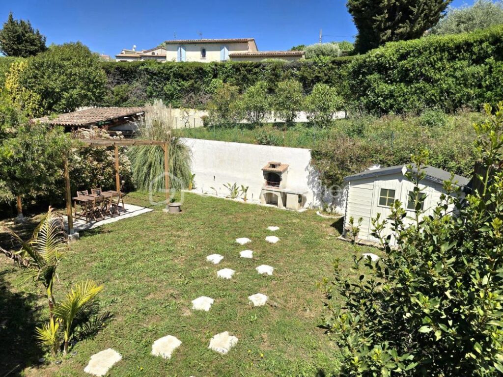A Villeneuve-Loubet – Appartement 3 pièces atypique avec jardin de 200 m² et aperçu mer – 3 pièces – 2 chambres – 63 m²