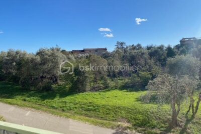 EXCLUSIVITÉ Grasse – Beau 3 pièces lumineux avec balcon plein Sud et vue verdure (sans ascenseur) – 3 pièces – 2 chambres – 55 m²