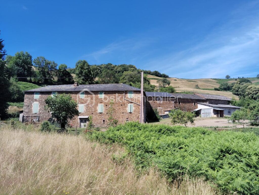 EXCEPTIONNEL ! POINT DE VUE/ESPACE/TRANQUILITE. Ancienne ferme de 1710, 275 m2 habitables, 10 chambres, 2.7 ha et de nombreuses dépendances – 11 pièces – 10 chambres – 275 m²