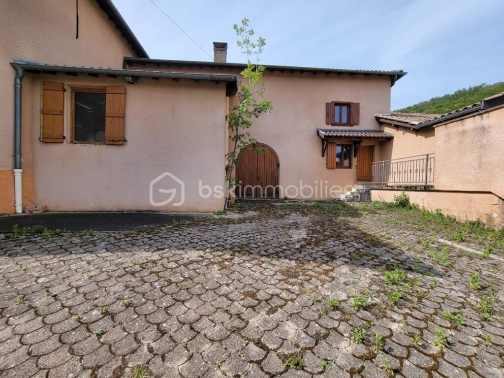Maison à rénover avec fort potentiel – Le Perréon – Dépendances + terrain – 4 pièces – 3 chambres – 132 m²