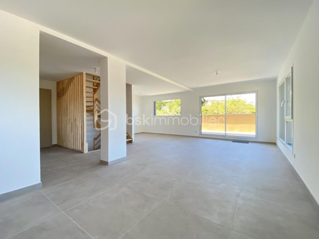 Magnifique maison 5 pièces sur 1088m2 de terrain à l&rsquo;entrée de Sillingy – 5 pièces – 4 chambres – 154 m²